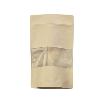 Image d'un sachet Doypack® en papier Kraft avec une fenêtre transparente en PET/CPP, montrant sa fermeture hermétique. Le sachet est conçu pour préserver la fraîcheur des produits alimentaires, agissant comme une barrière contre l’humidité et les gaz. Idéal pour les produits biologiques et artisanaux, il se distingue par son aspect naturel et écologique.