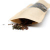 Imagen de una bolsa de papel kraft Doypack® con ventana de PET/CPP, abierta y mostrando su contenido de té o hierbas secas. La bolsa ofrece una protección multicapa contra la humedad y los gases, preservando la frescura y el sabor de los productos envasados.