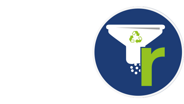Logo de Flexico avec une icône de recyclage intégrée à un entonnoir, représentant la réincorporation de plastique recyclé (MPR) dans la production, illustrant l'engagement de l'entreprise pour l'économie circulaire et le recyclage.